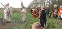 All re-enactors in one shot. At the dug-out site, the three priest from Corbvlo appease the gods, while the line of soldiers silently observes.