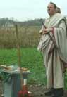 The resident priest of Corbvlo opens the ceremony.