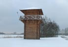 Een breed shot van de toren in een ongerept sneeuwveld.
