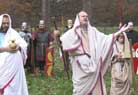 The closing rites - the ground must be moistened by a good wine. Foto Edward Mac Gillavry, Bunniks Nieuws.